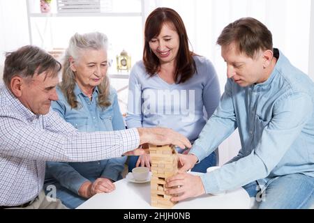 Ältere Paar mit Familie Nahaufnahme eine Pyramide mit leeren Holzwürfeln aus der Nähe machen Stockfoto