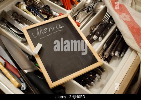 Leeres Menü Blackbord mit kostenlosem Kopierraum und professionellen Küchenutensilien.Gastronomie, Essen und Trinken Beruf, Geschäftskonzept. Stockfoto