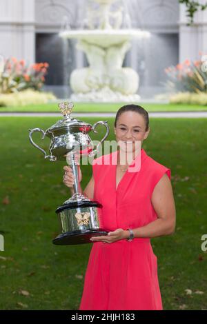 Melbourne, Australien. 30th Januar 2022. ASHLEIGH BARTY (AUS) posiert für Fotos mit der Trophäe nach dem Gewinn der Australian Open 2022 im Royal Exhibition Building in Melbourne, Australien. Sydney Low/Cal Sport Media/Alamy Live News Stockfoto