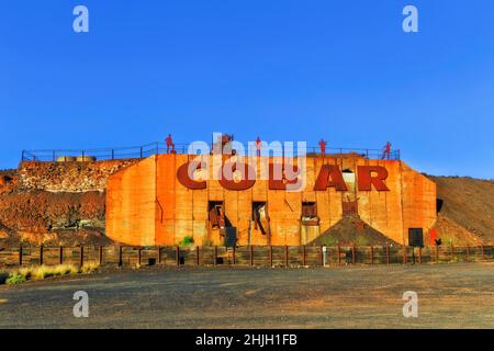 Cobar, Australien - 30. Dezember 2021: Willkommen in der Bergbaustadt Cobar im australischen Outback - historisches Straßenschild. Stockfoto