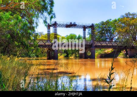 An einem heißen Sommertag teilt die Eisenbahn die Brücke über den Darling River in Wilcannia, der Stadt Outback australia. Stockfoto