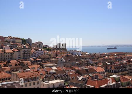 Der Blick auf die Stadt aus der Sicht. Die Dächer der Häuser und des Flusses. Lissabon, Portugal. Stockfoto