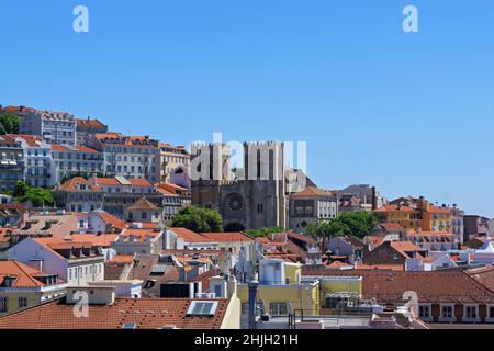 Der Blick auf die Stadt aus der Sicht an einem sonnigen Sommertag. Die Dächer der Häuser. Die Kathedrale Santa Maria Maior de Lisboa oder SE de Lisboa. Stockfoto