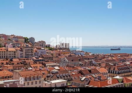 Der Blick auf die Stadt aus der Sicht an einem sonnigen Sommertag. Die Dächer der Häuser und der Fluss Tejo. Lissabon, Portugal. Stockfoto