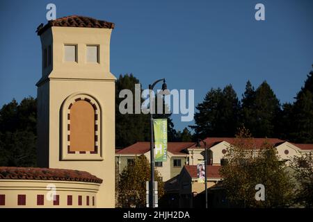 Arcata, California, USA - 22. November 2021: Sonne erleuchtet den Campus der California State Polytechnic University, Humboldt oder Cal Poly Humboldt. Stockfoto