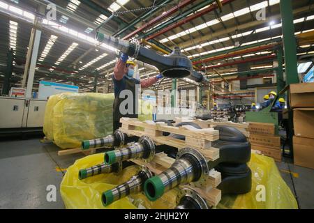 QINGDAO, CHINA - 20. JANUAR 2022 - Ein Arbeiter packt qualifiziertes Achsgehäuse für den Export nach Deutschland und in die Vereinigten Staaten bei Daimler Achsgehäuseproducti Stockfoto