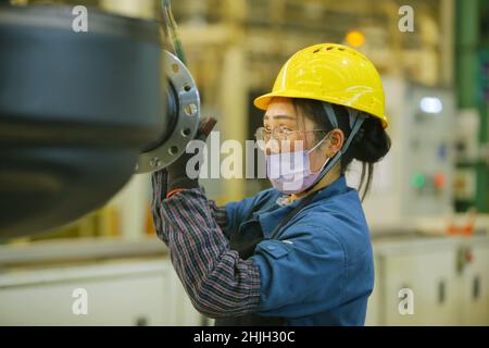 QINGDAO, CHINA - 20. JANUAR 2022 - Ein Qualitätsprüfer führt die Endkontrolle eines Daimler Achsgehäuses durch, bevor es für den Export bei Daiml verpackt wird Stockfoto