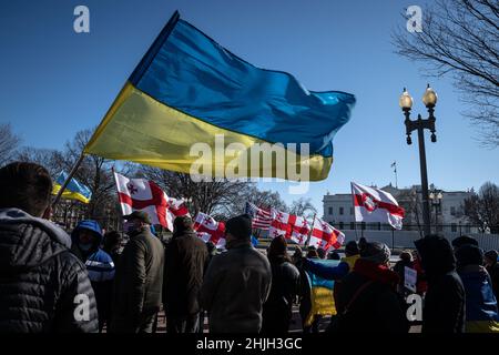 Ukrainisch-amerikanische Menschen, die von Mitgliedern der belarussischen und georgischen Gemeinschaft begleitet werden, versammeln sich am 29. Januar 2022 vor dem Weißen Haus in Washington, DC. Die Demonstranten forderten die USA und ihre Verbündeten auf, die Ukraine bei einem möglichen russischen Einfall zu unterstützen, indem sie der osteuropäischen Nation tödliche militärische Hilfe zur Verfügung stellen, das Nord Stream 2-Pipeline-Projekt abbauen und Russland vom SWIFT-Zahlungssystem trennen. (Foto: Alejandro Alvarez/Sipa USA) Quelle: SIPA USA/Alamy Live News Stockfoto