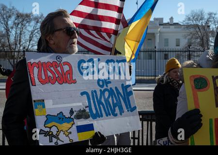 Ukrainisch-Amerikaner versammeln sich am 29. Januar 2022 vor dem Weißen Haus in Washington, DC, inmitten von Kriegsängsten. Die Demonstranten forderten die USA und ihre Verbündeten auf, die Ukraine bei einem möglichen russischen Einfall zu unterstützen, indem sie tödliche militärische Hilfe leisten, das Nord Stream 2-Pipeline-Projekt abbauen und Russland vom SWIFT-Zahlungssystem trennen. (Foto: Alejandro Alvarez/Sipa USA) Quelle: SIPA USA/Alamy Live News Stockfoto