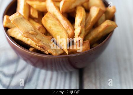 Eine Schüssel mit frittierten Süßkartoffeln in einer Schüssel Stockfoto