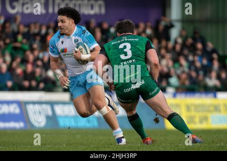 Galway, Irland. 29th Januar 2022. Sione Tuipulotu aus Glasgow läuft mit dem Ball während des United Rugby Championship Round 11-Matches zwischen Connacht Rugby und Glasgow Warriors am 29. Januar 2022 auf dem Sportplatz in Galway, Irland (Foto von Andrew SURMA/ Quelle: SIPA USA/Alamy Live News Stockfoto