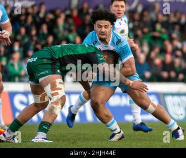 Galway, Irland. 29th Januar 2022. Sione Tuipulotu aus Glasgow wird von Leva Fifita aus Connacht zwischen Connacht Rugby und Glasgow Warriors am 29. Januar 2022 auf dem Sportplatz in Galway, Irland, angegangen (Foto: Andrew SURMA/ Quelle: SIPA USA/Alamy Live News Stockfoto