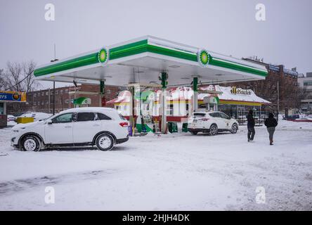 Bronx, New York, USA. 29th Januar 2022. Nor'oster bedeckt die Bronx, als der Schnee am Freitagabend auf den Samstagnachmittag fiel. (Bild: © Steve Sanchez/Pacific Press via ZUMA Press Wire) Bild: ZUMA Press, Inc./Alamy Live News Stockfoto