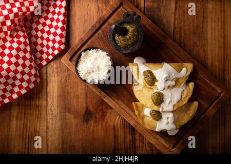 Quesadillas Fritas. Traditionelle mexikanische Vorspeise „garnacha“. Tiefgebratene handgemachte Maistortilla, die mit einer Vielzahl von Zutaten gefüllt werden kann, Stockfoto