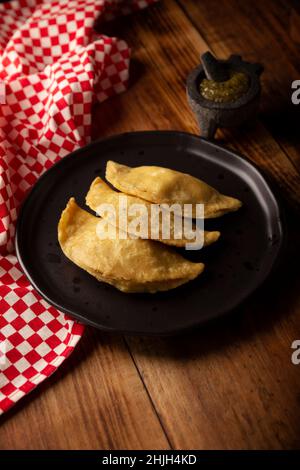 Quesadillas Fritas. Traditionelle mexikanische Vorspeise „garnacha“. Tiefgebratene handgemachte Maistortilla, die mit einer Vielzahl von Zutaten gefüllt werden kann, Stockfoto