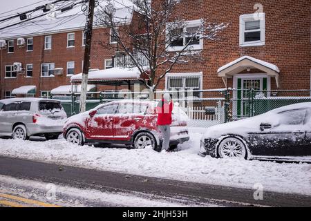 Bronx, USA. 29th Januar 2022. Die Bewohner der Bronx, NY, graben dort am Samstag, 29. Januar 2022 ihre Autos aus. (Foto von Steve Sanchez/SipaUSA). Quelle: SIPA USA/Alamy Live News Stockfoto