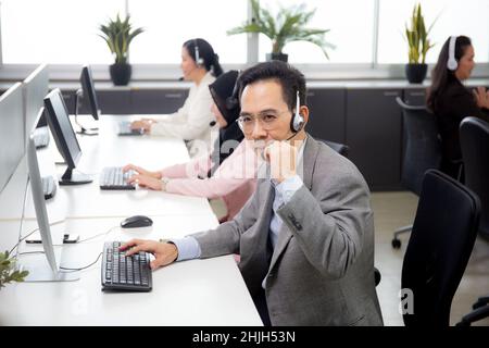 Kundenservice mit freundlichen, Mann und Frau Call-Center und Betreiber für Support-Client, Gruppe von Business-Team mit Unterstützung und Berater, advi Stockfoto