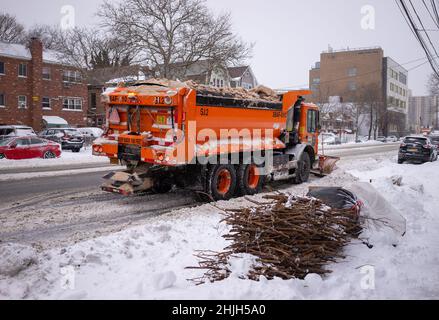 Bronx, USA. 29th Januar 2022. New York City Department of Sanitation bläst am 29. Januar 2022 Schnee auf der White Plains Road in der Bronx, NY. (Foto von Steve Sanchez/SipaUSA). Quelle: SIPA USA/Alamy Live News Stockfoto