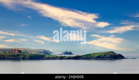 Ein enger Landstreifen, der aus der nördlichen Cornwall-Küste in den Atlantischen Ozean ragt, ein paar Meilen westlich, entlang der Küste von Newquay Bay Stockfoto