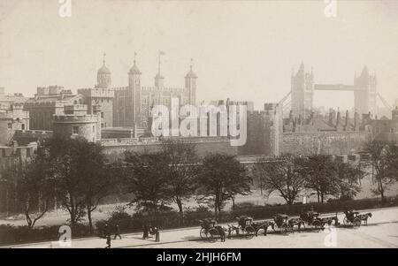 Antike Fotografie des Tower of London und der Tower Bridge in London, England, um 1890. QUELLE: ORIGINAL ALBUMIN FOTO Stockfoto