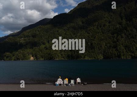 Petrohue, Los Lagos, Chile. 29th Januar 2022. Eine Familie genießt das Ufer des Sees Todos Los Santos in Petrohue, Südchile. (Bild: © Matias Basualdo/ZUMA Press Wire) Stockfoto