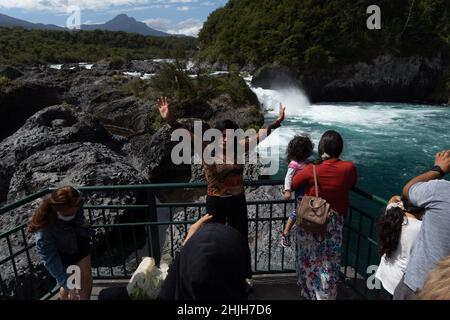 Petrohue, Los Lagos, Chile. 29th Januar 2022. Eine Frau macht mitten in den Sommerferien ein Foto am Fluss Petrohue im Süden Chiles. (Bild: © Matias Basualdo/ZUMA Press Wire) Stockfoto