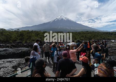 Petrohue, Los Lagos, Chile. 29th Januar 2022. Mitten in den Sommerferien besuchen die Menschen den Fluss Petrohue im Süden Chiles, mit dem Vulkan Osorno im Hintergrund. (Bild: © Matias Basualdo/ZUMA Press Wire) Stockfoto