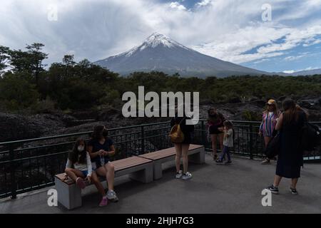 Petrohue, Los Lagos, Chile. 29th Januar 2022. Mitten in den Sommerferien besuchen die Menschen den Fluss Petrohue im Süden Chiles, mit dem Vulkan Osorno im Hintergrund. (Bild: © Matias Basualdo/ZUMA Press Wire) Stockfoto