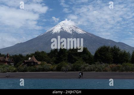 Petrohue, Los Lagos, Chile. 29th Januar 2022. Touristen besuchen den See Todos Los Santos in Petrohue, im Süden Chiles, vor dem Vulkan Osorno. (Bild: © Matias Basualdo/ZUMA Press Wire) Stockfoto