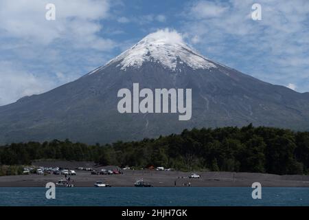 Petrohue, Los Lagos, Chile. 29th Januar 2022. Touristen besuchen den See Todos Los Santos in Petrohue, im Süden Chiles, vor dem Vulkan Osorno. (Bild: © Matias Basualdo/ZUMA Press Wire) Stockfoto