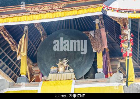 Bronze-Kessel Trommel Mond von Pejeng am balinesischen Hindu-Tempel Pura Penataran Sasih in Pejeng, Gianyar, Bali, Indonesien. Stockfoto