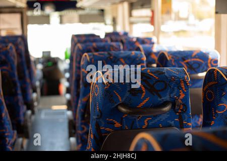 Innenraum des Busses. Sitzplatz im Transport. Sitzplätze für Passagiere. Sitzplätze für Personen im Bus. Stockfoto