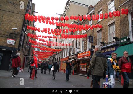 London, Großbritannien. 29th Januar 2022. Fußgänger laufen entlang der Lisle Street in Chinatown, die in Vorbereitung auf das chinesische Neujahr mit Laternen geschmückt ist.die Straßen in Chinatown wurden in Vorbereitung auf das chinesische Neujahr mit Laternen geschmückt. Der Beginn des Jahres des Tigers wird am 1st. Februar gefeiert. (Bild: © David Mbiyu/SOPA Images via ZUMA Press Wire) Stockfoto