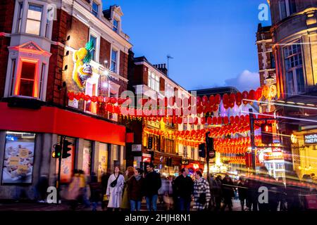 London, Großbritannien. 29th Januar 2022. Chinatown im Zentrum Londons ist in Vorbereitung auf das neue Jahr mit Laternen geschmückt.die Straßen in Chinatown wurden in Vorbereitung auf das chinesische Neujahr mit Laternen dekoriert. Der Beginn des Jahres des Tigers wird am 1st. Februar gefeiert. (Bild: © Hesther Ng/SOPA Images via ZUMA Press Wire) Stockfoto