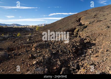 Ein großer Riss in der Lava, der die Basis des Broken Top-Schlackenkegels entlang der Broken Top Loop hochläuft. Craters of the Moon National Monument, Idaho Stockfoto