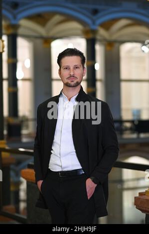 Berlin, Deutschland. 26th Januar 2022. Dennis Ruh, seit 2020 Direktor des European Film Market (EFM) der Berlinale, steht während einer Fotosession im Martin-Gropius-Bau. Der Serienboom der letzten Jahre ist laut einem Branchenexperten noch lange nicht vorbei. Quelle: Jens Kalaene/dpa-Zentralbild/dpa/Alamy Live News Stockfoto