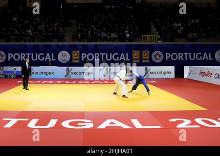 Lissabon. 29th Januar 2022. SOD-Erdene Gunjinlkham (blau) aus der Mongolei konkurriert mit Joan-Benjamin Gaba aus Frankreich beim -73 kg schweren Spiel der Männer beim Judo Grand Prix Portugal 2022 im Municipal Sports Complex in Almada, Portugal, am 29. Januar 2022. Quelle: Pedro Fiuza/Xinhua/Alamy Live News Stockfoto