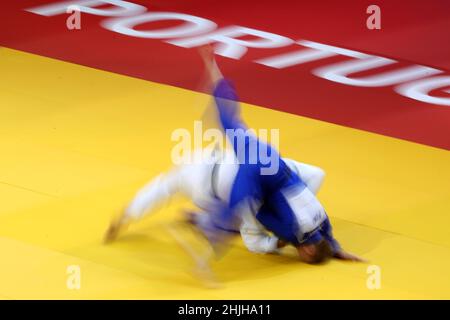 Lissabon. 29th Januar 2022. Der Finnische Oskari Makinen (blau) tritt am 29. Januar 2022 im Municipal Sports Complex in Almada, Portugal, beim -81 kg schweren Finale des Judo Grand Prix Portugal 2022 gegen den Belgier Matthias Casse an. Matthias Casse gewinnt die Goldmedaille. Quelle: Pedro Fiuza/Xinhua/Alamy Live News Stockfoto