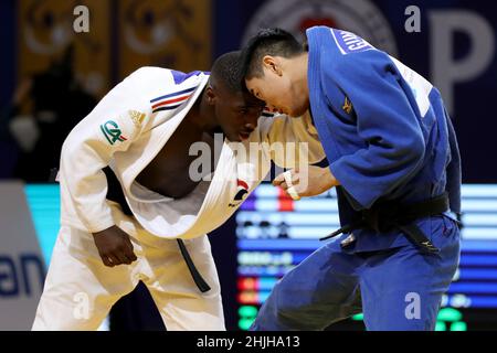 Lissabon. 29th Januar 2022. SOD-Erdene Gunjinlkham (R) aus der Mongolei konkurriert mit Joan-Benjamin Gaba aus Frankreich beim -73 kg schweren Spiel der Männer beim Judo Grand Prix Portugal 2022 im Municipal Sports Complex in Almada, Portugal, am 29. Januar 2022. Quelle: Pedro Fiuza/Xinhua/Alamy Live News Stockfoto