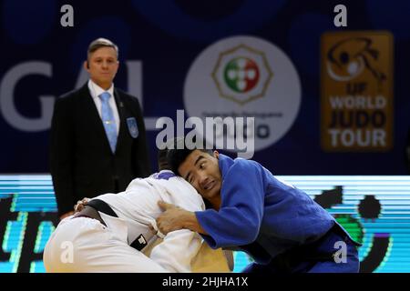 Lissabon. 29th Januar 2022. SOD-Erdene Gunjinlkham (R) aus der Mongolei konkurriert mit Joan-Benjamin Gaba aus Frankreich beim -73 kg schweren Spiel der Männer beim Judo Grand Prix Portugal 2022 im Municipal Sports Complex in Almada, Portugal, am 29. Januar 2022. Quelle: Pedro Fiuza/Xinhua/Alamy Live News Stockfoto