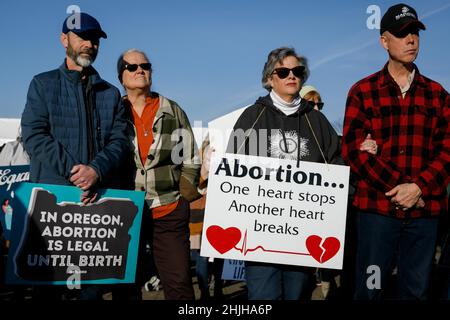 Salem, USA. 29th Januar 2022. Mehrere hundert Anti-Abtreibungsaktivisten versammelten sich, sangen und hörten sich am 29. Januar 2022 in Salem, Oregon, Reden zur jährlichen Kundgebung von Oregon Right to Life gegen Roe gegen Wade an. (Foto von John Rudoff/Sipa USA) Quelle: SIPA USA/Alamy Live News Stockfoto