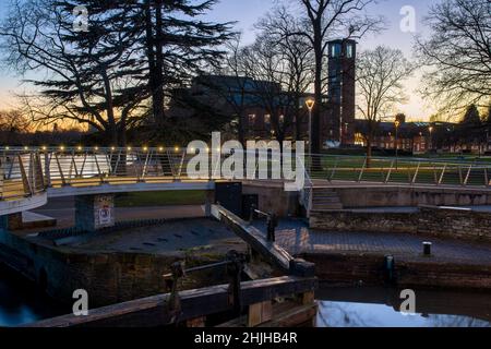 Kanalschleuse und Fußgängerbrücke bei Dämmerung. Stratford-Upon-Avon, Warwickshire, England Stockfoto