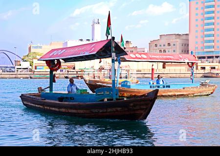 Dubai, Vereinigte Arabische Emirate - 17. Januar 2022 dubai traditionelle Bootstransport für die Öffentlichkeit bekannt als Abra-Boot-Service Stockfoto