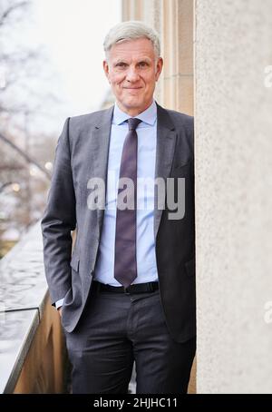 Berlin, Deutschland. 26th Januar 2022. Stephan Schwarz (überparteilich), Senator für Wirtschaft, Energie und Betrieb des Landes Berlin, steht auf dem Balkon der Senatswirtschaftsverwaltung. Quelle: Annette Riedl/dpa/Alamy Live News Stockfoto