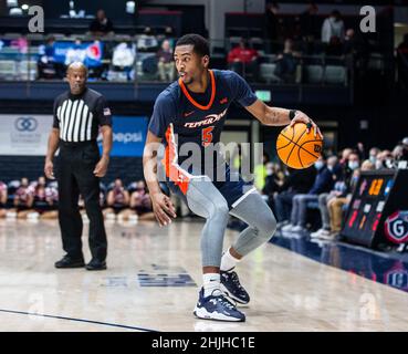 Januar 29 2022 Moraga, CA USA Pepperdine Waves Guard Jade' Smith (5) schaut beim NCAA Männer-Basketballspiel zwischen Pepperdine Waves und Saint Mary's Gaels den Ball passieren. Saint MaryÕs schlug Pepperdine 81-57 im University Credit Union Pavilion Moraga Calif. Thurman James/CSM Stockfoto