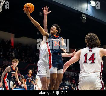 Januar 29 2022 Moraga, CA U.S.A. Pepperdine waves forward Maxwell Lewis (24) geht während des NCAA Männer-Basketballspiels zwischen Pepperdine Waves und Saint Mary's Gaels in den Korb. Saint MaryÕs schlug Pepperdine 81-57 im University Credit Union Pavilion Moraga Calif. Thurman James/CSM Stockfoto