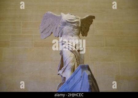 Victoire de Samothrace (geflügelter Sieg von Samothrace), eine griechische Skulptur, die im Louvre Museum in Paris, Frankreich, ausgestellt wurde Stockfoto