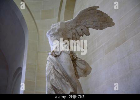 Victoire de Samothrace (geflügelter Sieg von Samothrace), eine griechische Skulptur, die im Louvre Museum in Paris, Frankreich, ausgestellt wurde Stockfoto