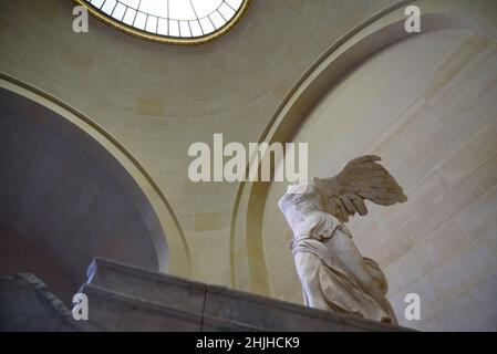 Victoire de Samothrace (geflügelter Sieg von Samothrace), eine griechische Skulptur, die im Louvre Museum in Paris, Frankreich, ausgestellt wurde Stockfoto