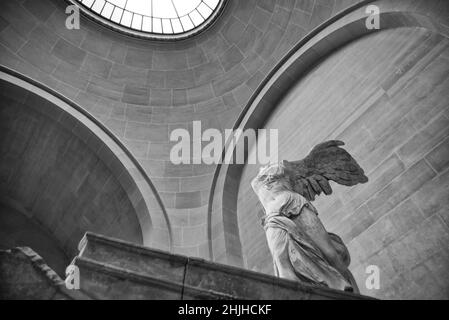 Victoire de Samothrace (geflügelter Sieg von Samothrace), eine griechische Skulptur, die im Louvre Museum in Paris, Frankreich, ausgestellt wurde Stockfoto